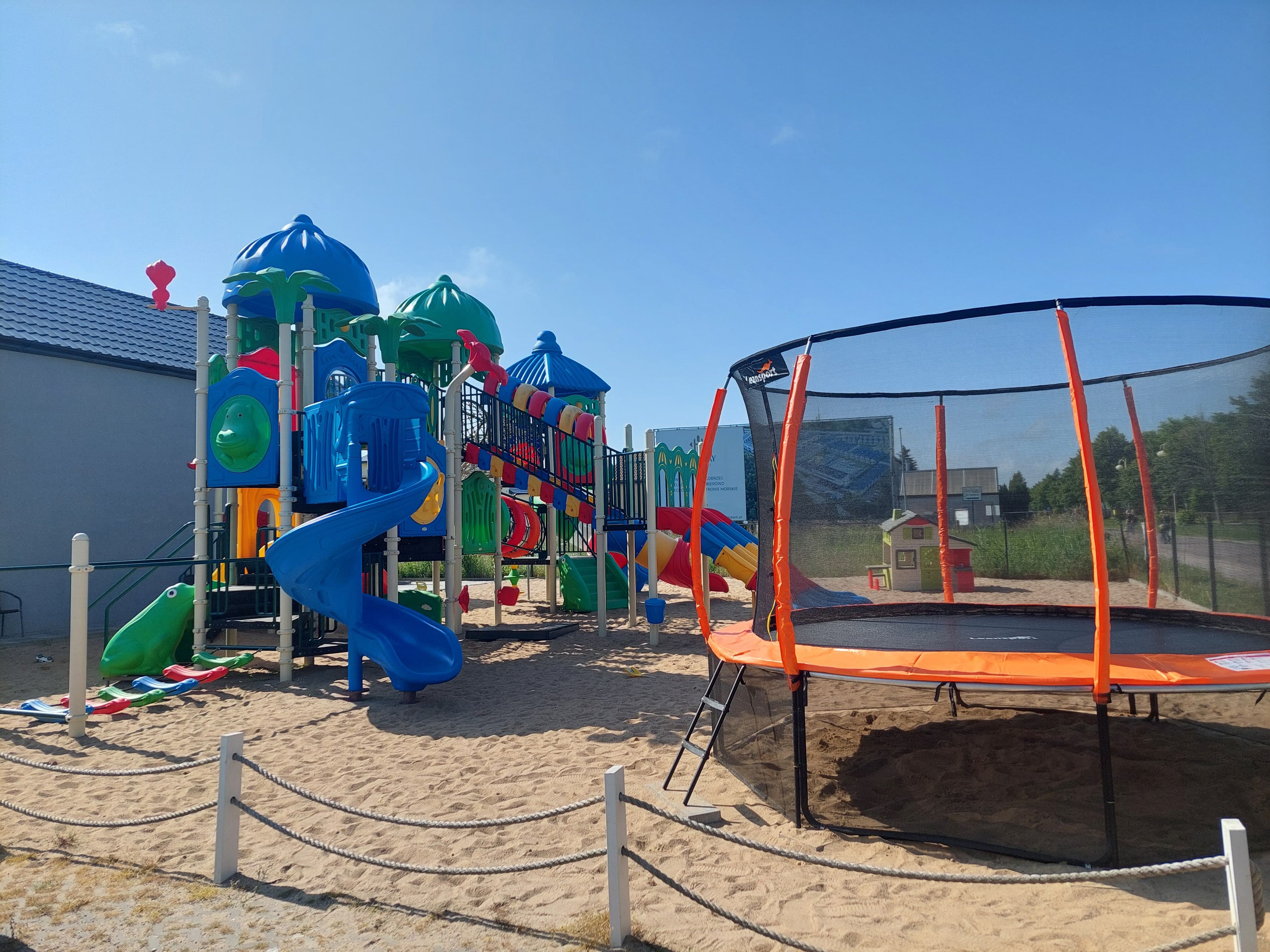 Plac zabaw, trampolina i strefa najmłodszych w posiadłości Flaming Rowy